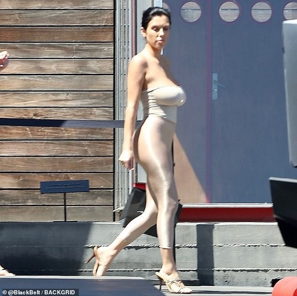 Bianca Censori, 29 vjeç, u largua një hap nga veshjet e saj të vlerësuara me X dhe u mbulua pjesërisht gjatë një zbavitjeje pazari me nënën e saj, Alexandra, dhe motrat Angelina dhe Alyssia të premten.