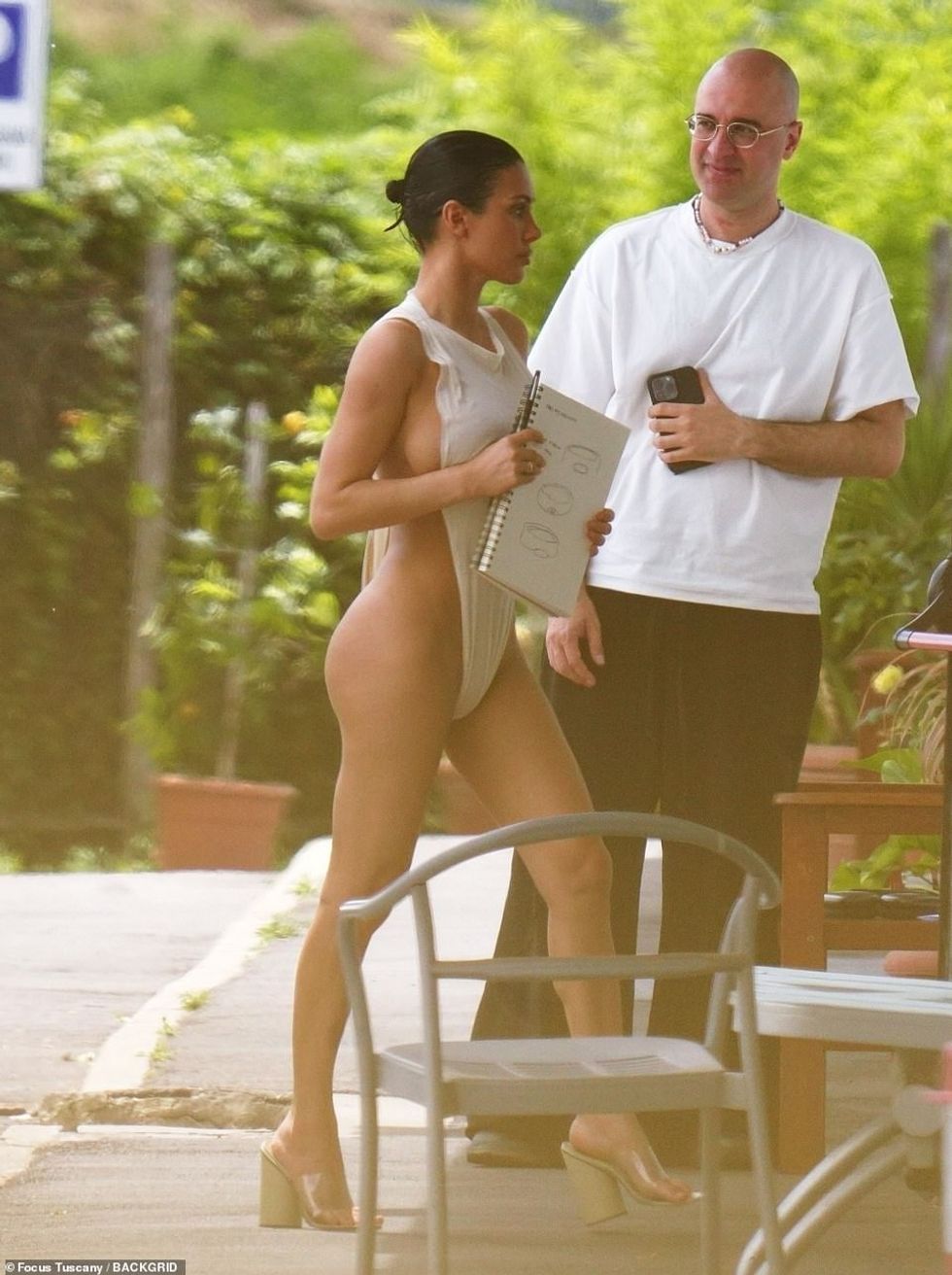 Bianca zgjodhi të mos shtonte asnjë bizhuteri që bie në sy për të lejuar që veshja të ishte pika kryesore qendrore gjatë daljes