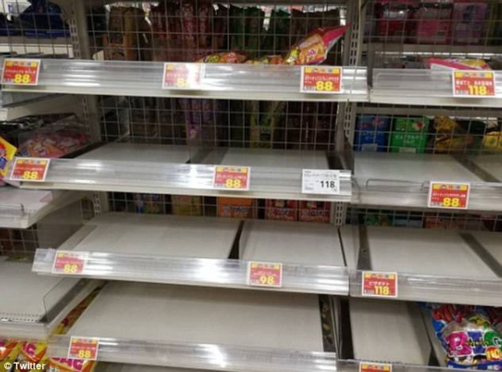 Bie në masë të madhe produktiviteti i patates zbrazen raftet e mbushura me çipsa foto 2