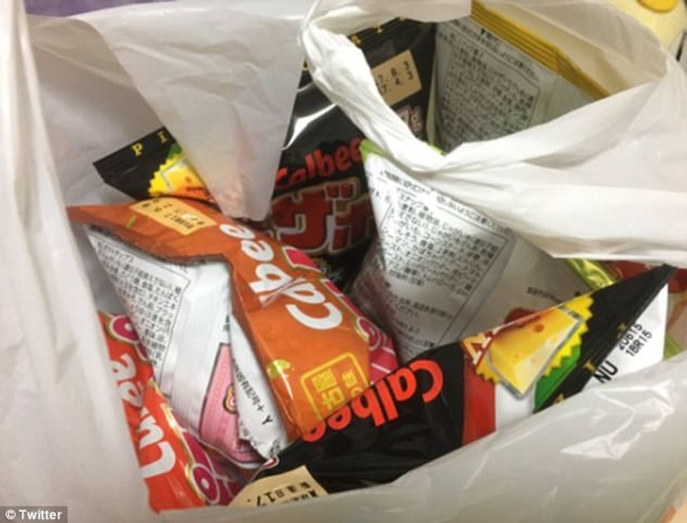 Bie në masë të madhe produktiviteti i patates zbrazen raftet e mbushura me çipsa foto 3