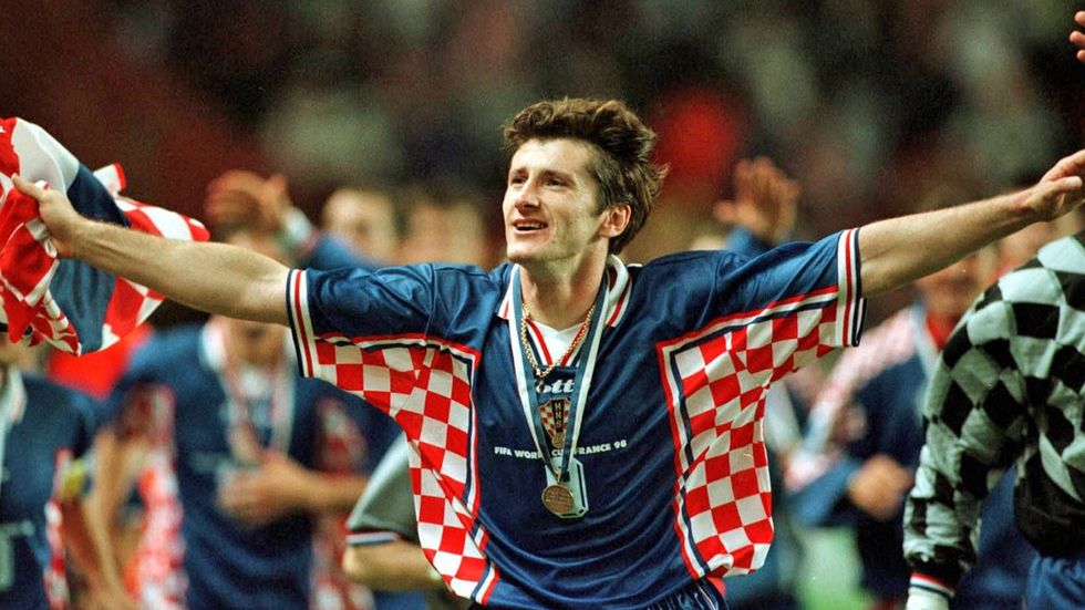 Bildnummer: 00070982 Datum: 11.07.1998 Copyright: imago/Oliver Behrendt Der potentielle Torschützenkönig der WM, Davor Suker, mit Medaille und Nationalfahne; Spiel um Platz 3, Kroatien Jubel, Fahne, Landesfahne, Flagge, Nationalflagge, Nationalstolz, Weltmeisterschaft 1998, Nationalmannschaft, Nationalteam, Nationaltrikot, Länderspiel Paris Prinzenparkstadion Begeisterung, Freude, Fußball WM Herren Mannschaft Frankreich Einzelbild optimistisch Randmotiv Personen