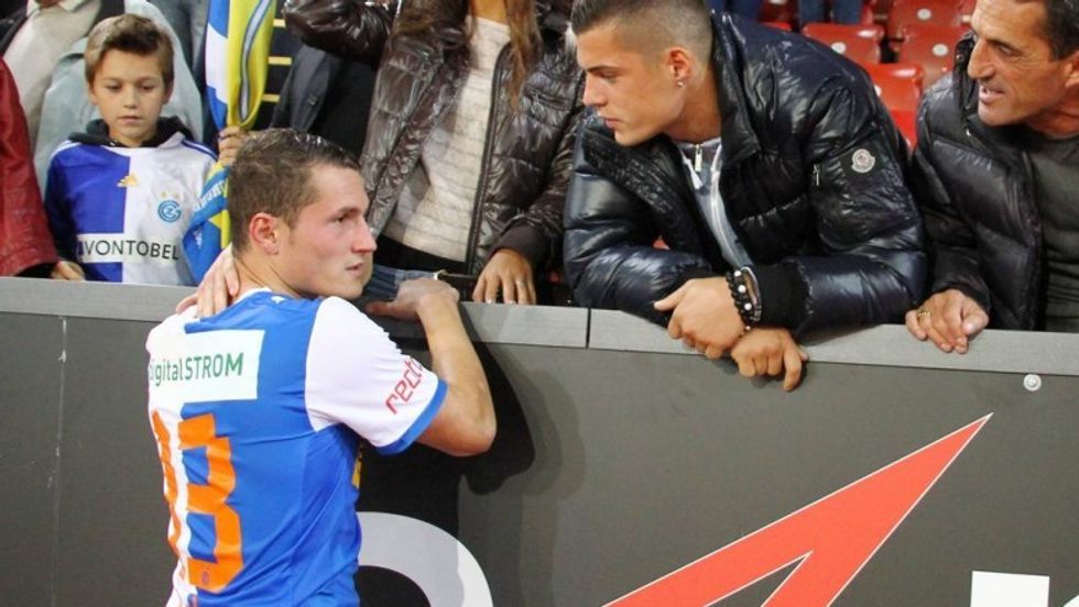 Bildnummer: 11586083 Datum: 01.10.2012 Copyright: imago/Geisser 01.10.2012 Fussball Herren Super League Saison 2012/2013 Stadion Letzigrund Grasshopper Club Zuerich - FC St.Gallen. Bild zeigt Granit Xhaka (Borussia Moenchengladbach) im Gesprach mit seinem Bruder Taulant Xhaka (GC) Nr, 13 ; Fussball GER 1 BL 2012 2013 Privat premiumd xns x1x 2012 quer Aufmacher FUSSBALL BUNDESLIGA o0 Familie privat Geschwister SUI Zuschauer Image number 11586083 date 01 10 2012 Copyright imago Geisser 01 10 2012 Football men Super League Season 2012 2013 Stadium Letzigrund Grasshopper Club Zurich FC St Gallen Picture shows Granite Xhaka Borussia Moenchengladbach in with his Brother Taulant Xhaka GC No 13 Football ger 1 BL 2012 2013 Private premiumd xns x1x 2012 horizontal Highlight Football Bundesliga o0 Family Private Siblings SUI Spectators