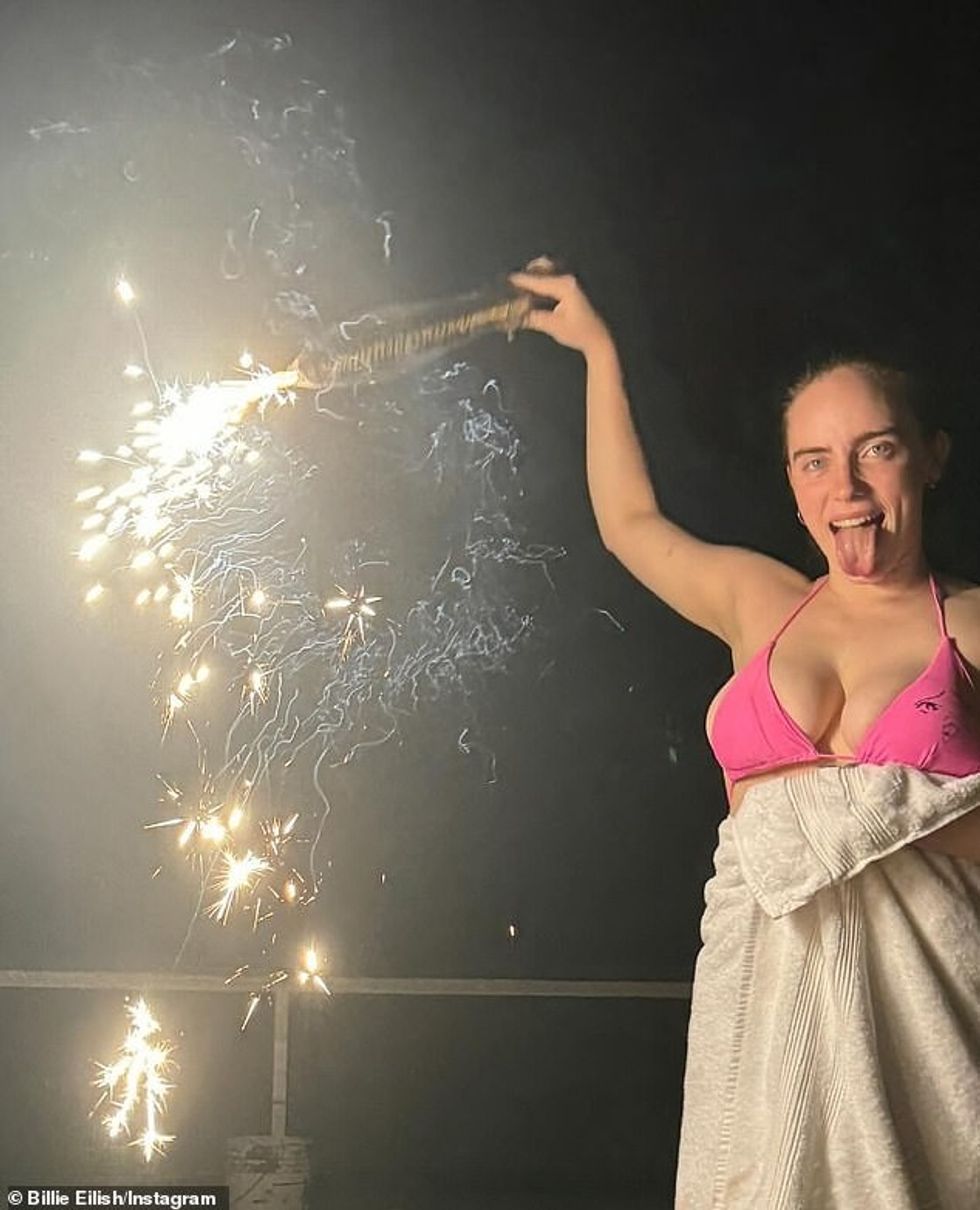 Billie Eilish, 22 vjeçe, e shtoi nxehtësinë në festimet e saj të 4 korrikut me një foto të mrekullueshme me bikini.