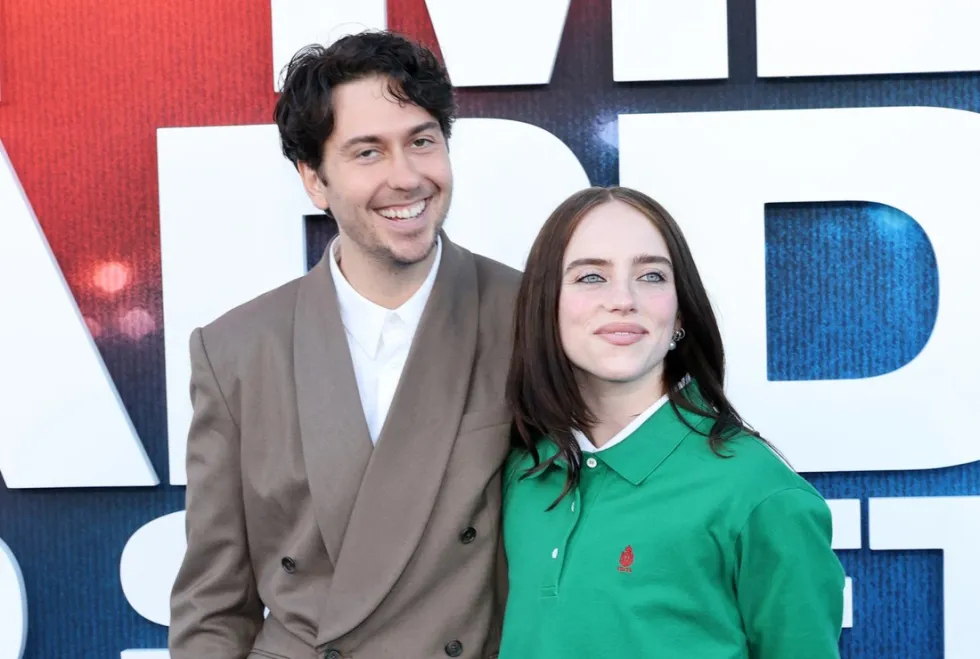 Billie Eilish pozon për herë të parë me të dashurin e ri në tapetin e kuq