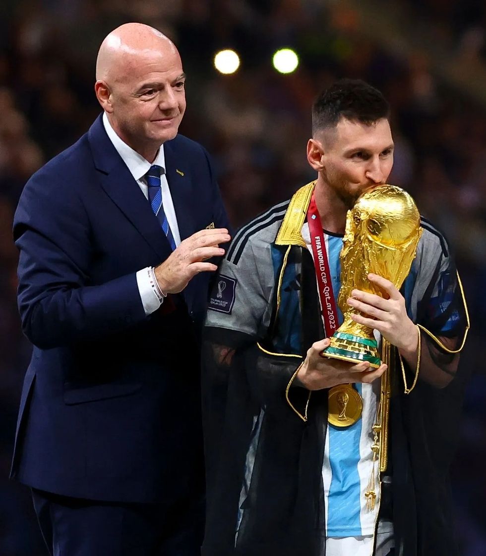 Bishti është vënë nga Lionel Messi pak momente para ngritjes së trofeut