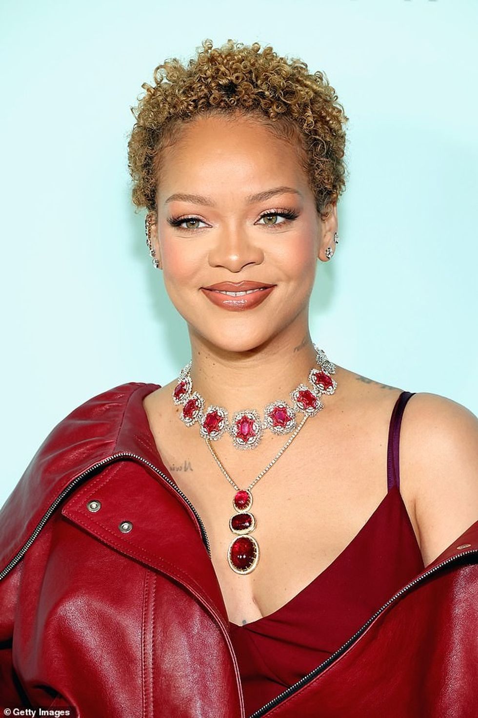 Biznesmenja, e cila dukej se i kishte lyer flokët bionde, dukej në humor të mirë në këtë event.