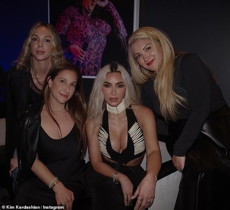 Biznesmenja ka pozuar me miqtë e saj më të ngushtë