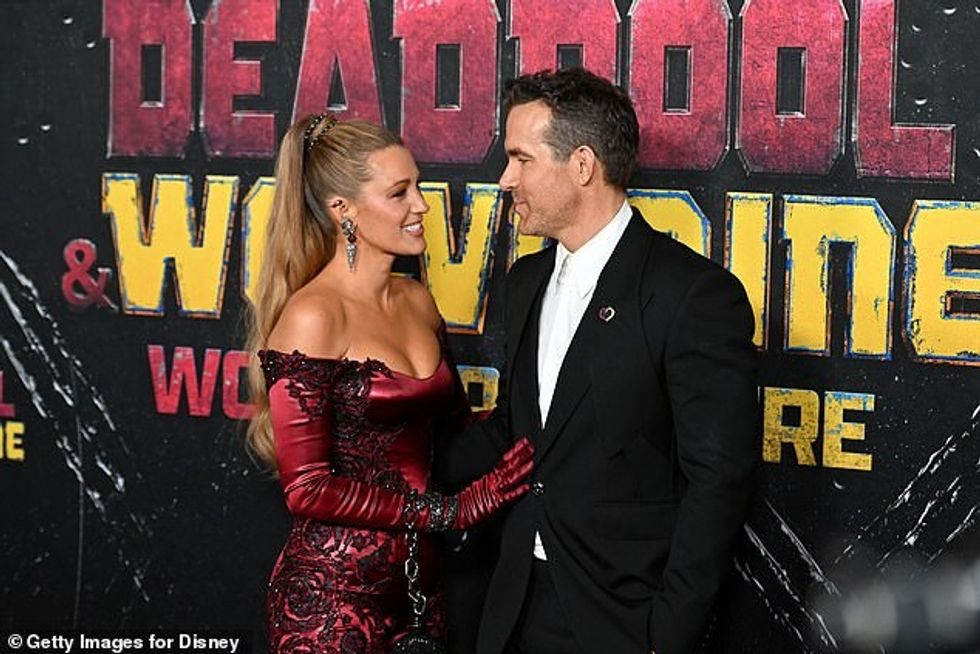 Blake dhe Ryan e panë njëri-tjetrin me dashuri teksa qëndruan pranë njëri-tjetrit në premierë