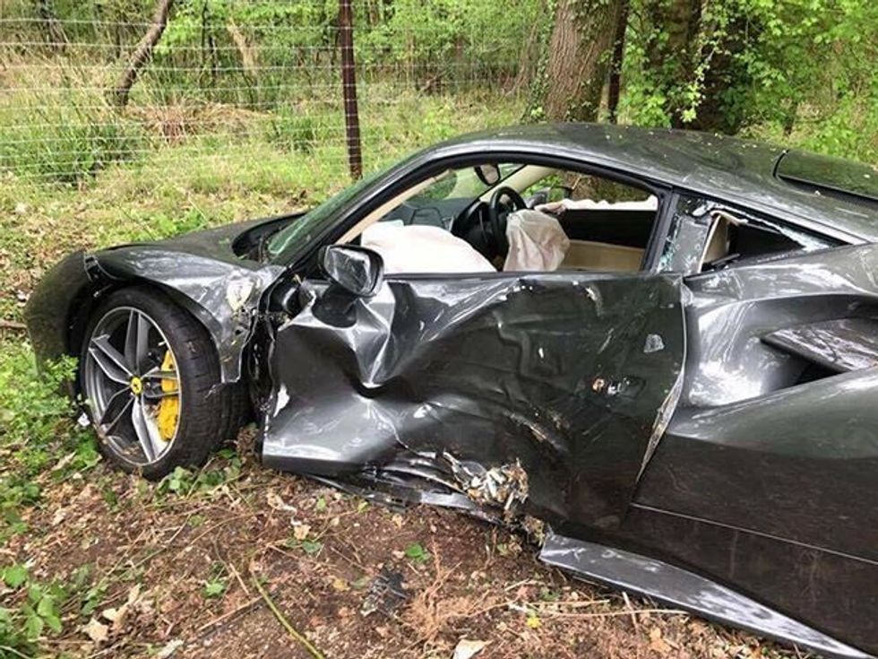 Bleu Ferrari të ri dhe e voziti për 111 kilometra e perplasi rende pasi humbi kontrollin foto 3