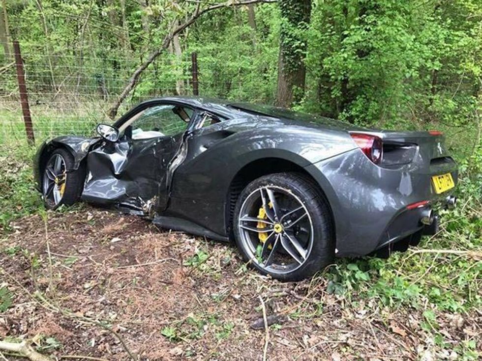 Bleu Ferrari të ri dhe e voziti për 111 kilometra e perplasi rende pasi humbi kontrollin foto 4