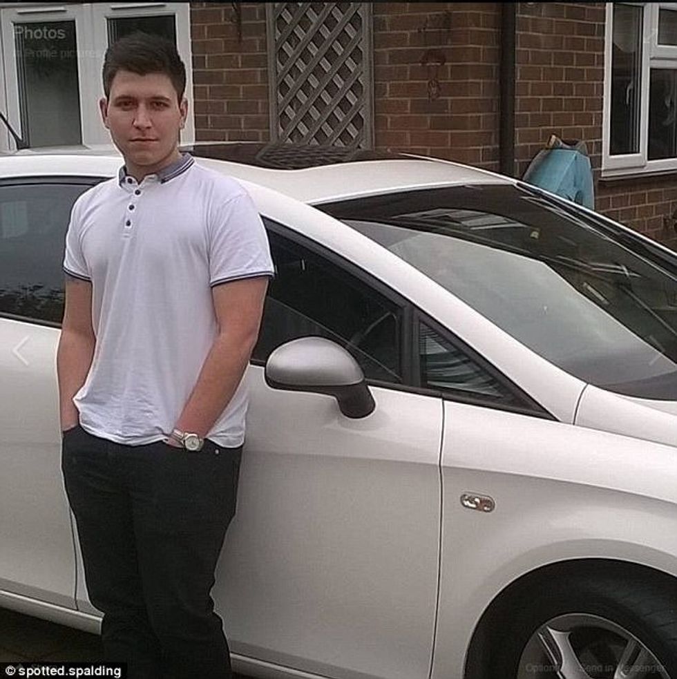 Bllokon katër vende parkimi per te mbrojtur makinen Seat te prodhuar para dhjete vitesh foto 2