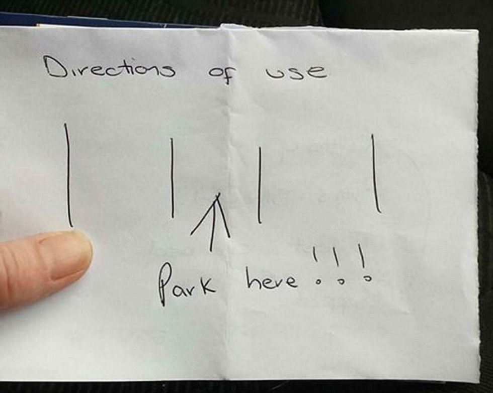 Bllokon tri hapësira parkimi i japin instruksione si duhet vepruar foto 3