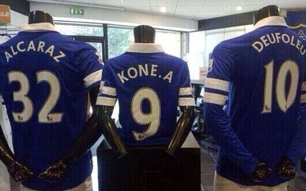 Bluzat e Evertonit shihen të ekspozuara me emrin e Gerard Deulofeu të shkruar gabimisht (djathtas)