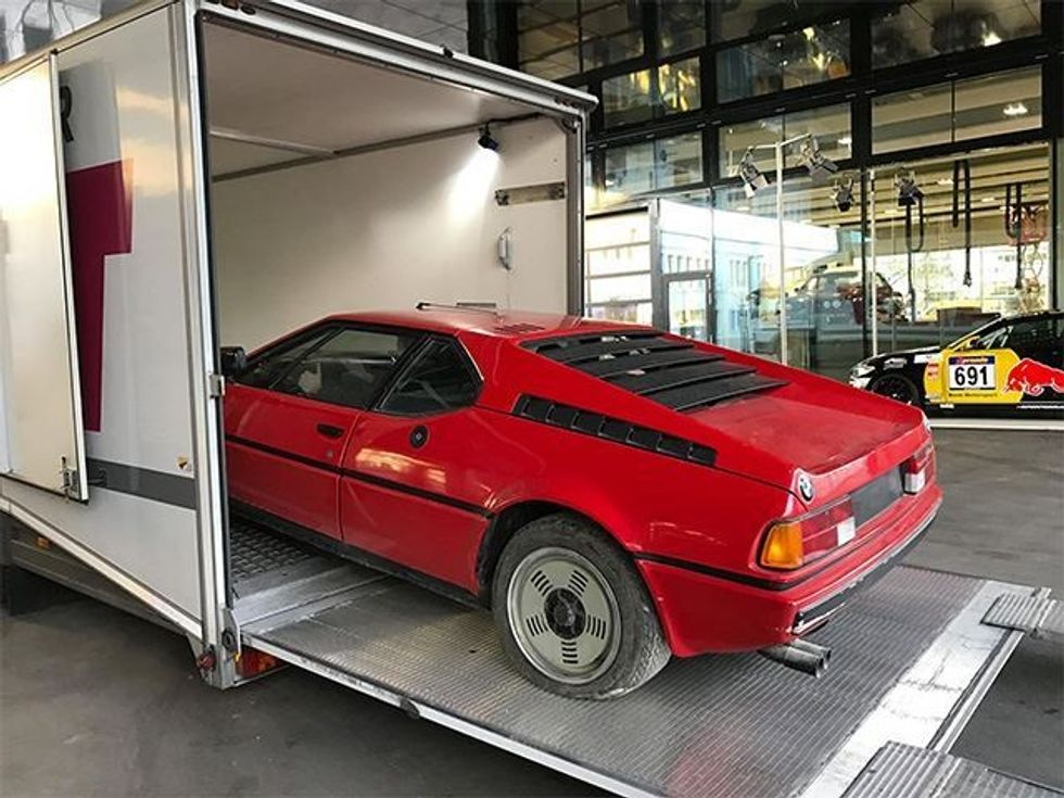 BMW M1 që i përket një koleksioni të rrallë ka qendruar ne pluhur per 30 vjet foto 6