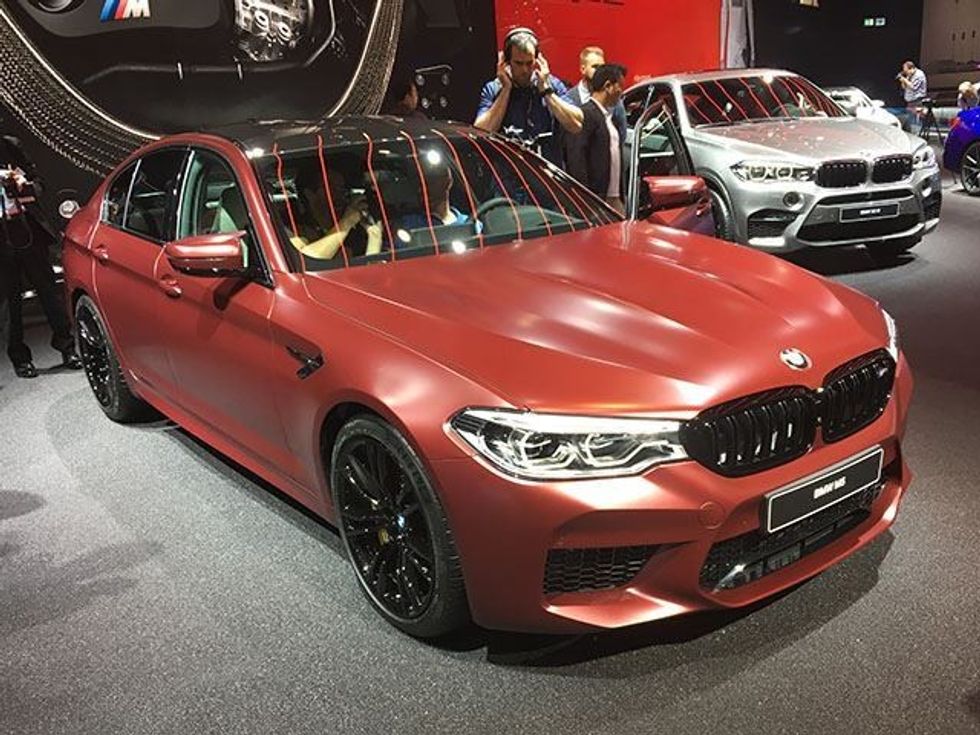 BMW M5 i ri pershpejton levizjen brenda nje kohe shume te shkurter foto 2