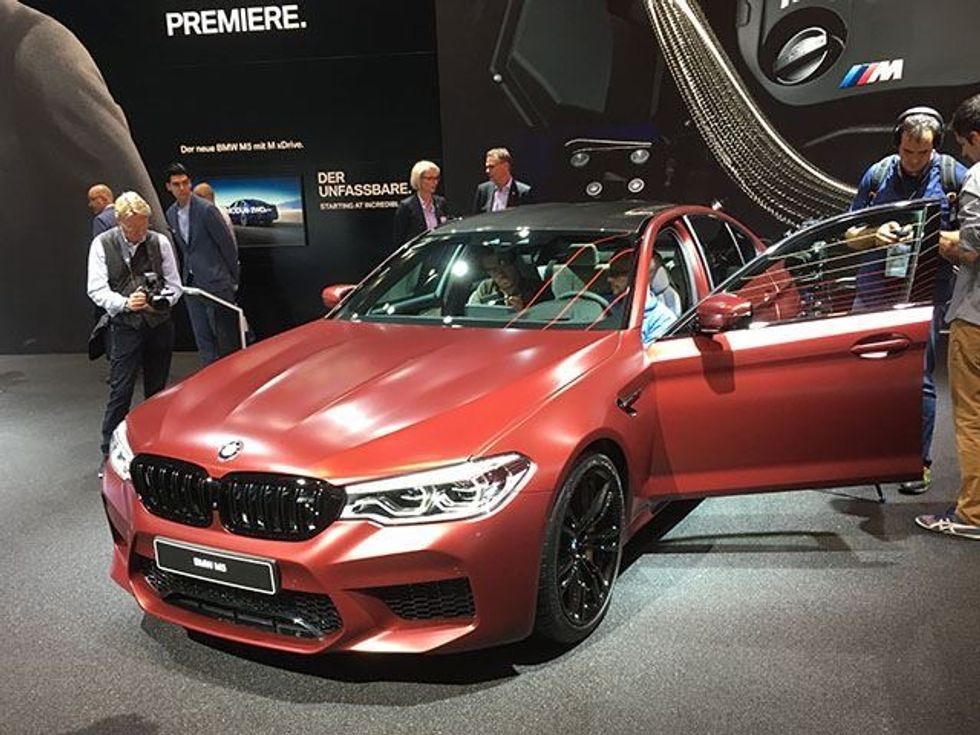 BMW M5 i ri pershpejton levizjen brenda nje kohe shume te shkurter foto 3