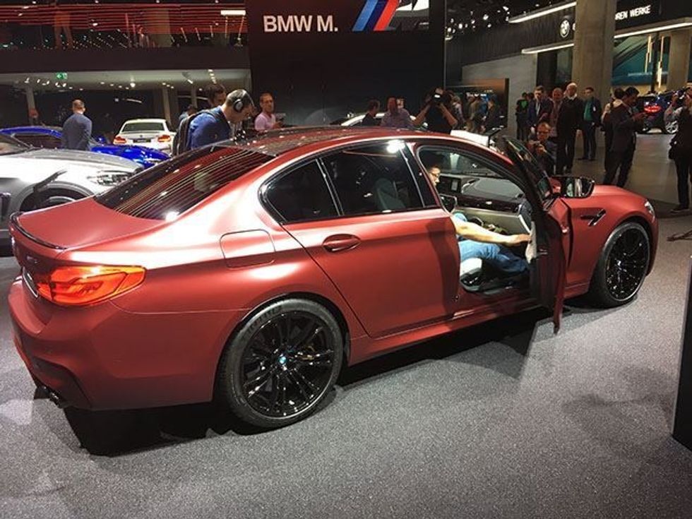 BMW M5 i ri pershpejton levizjen brenda nje kohe shume te shkurter foto 4