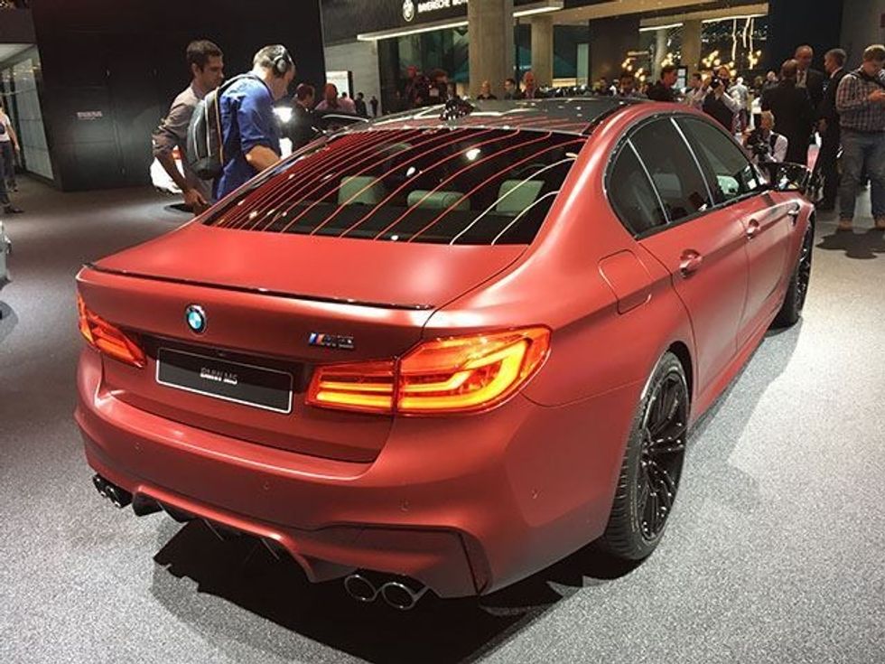 BMW M5 i ri pershpejton levizjen brenda nje kohe shume te shkurter foto 5