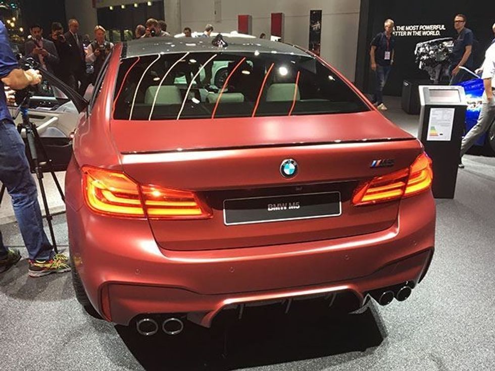 BMW M5 i ri pershpejton levizjen brenda nje kohe shume te shkurter foto 6