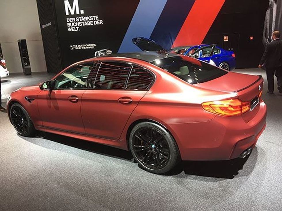 BMW M5 i ri pershpejton levizjen brenda nje kohe shume te shkurter foto 7