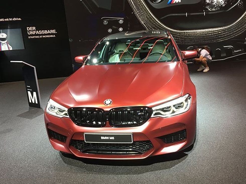 BMW M5 i ri pershpejton levizjen brenda nje kohe shume te shkurter foto 8