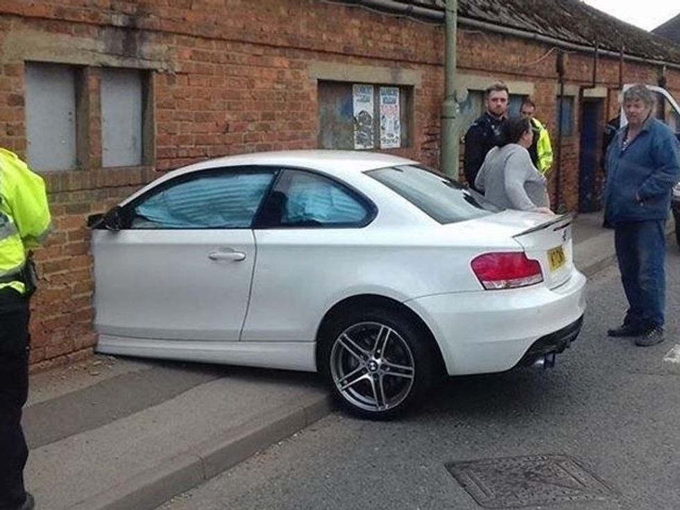 BMW përplaset për muri te gjithe mendojne se eshte ndonje veper arti foto 3