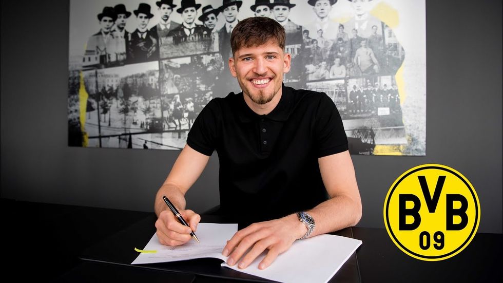 Borussia Dortmund sign Gregor Kobel |