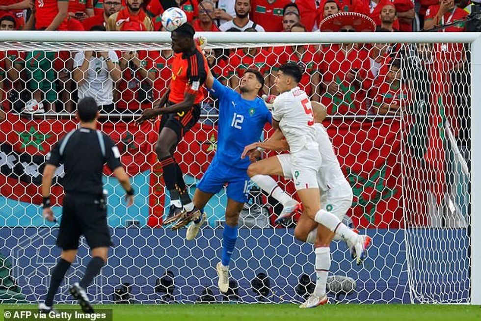 Bounou u zëvendësua nga portieri rezervist maroken Munir Mohand (në qendër) për përplasjen