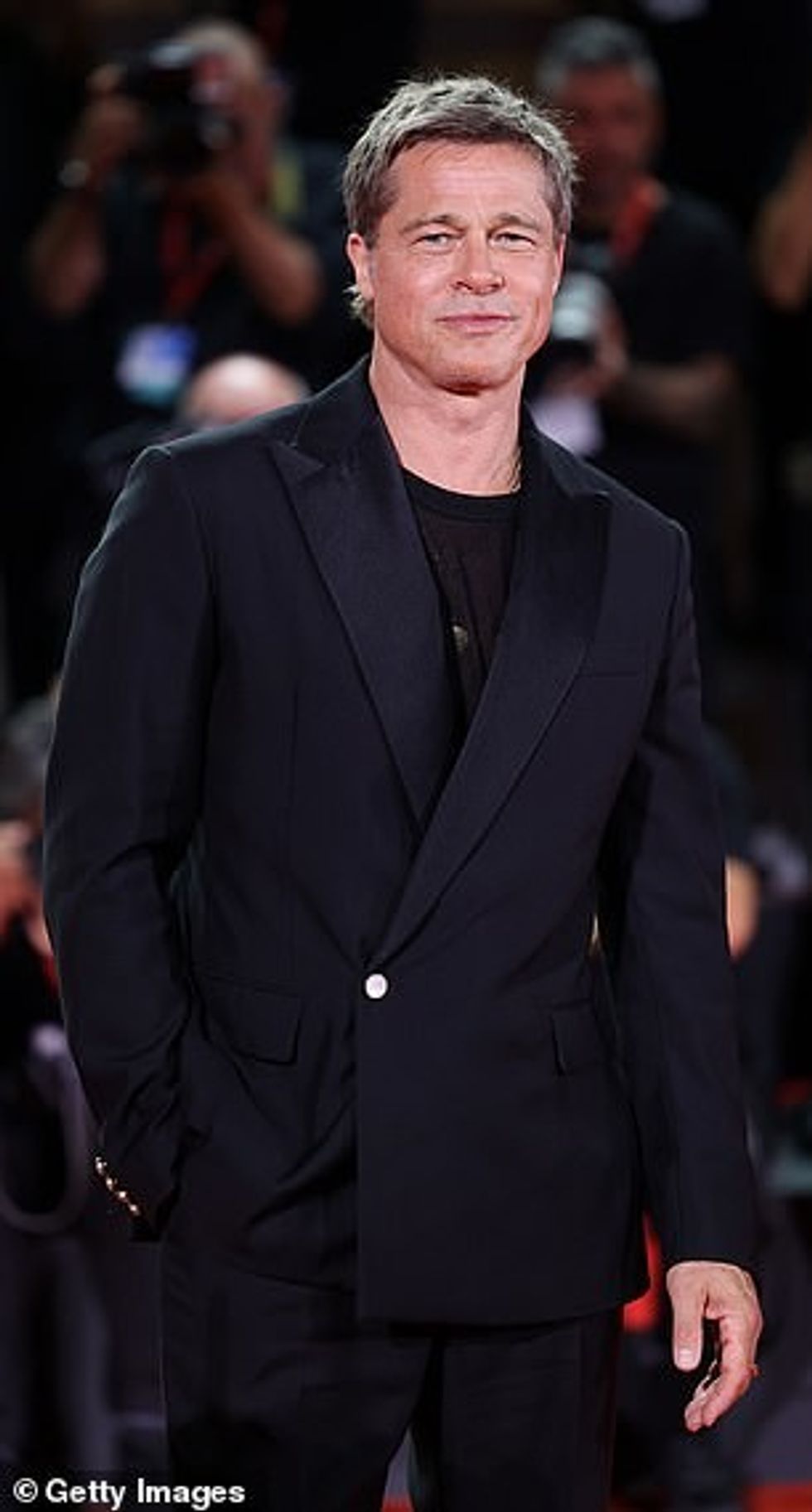 Brad guxoi të vishte një këmishë të zezë të tejdukshme poshtë xhaketës së madhe, e cila kishte një buton margaritar dhe aksesor me shtresa gjerdanësh dhe unaza.