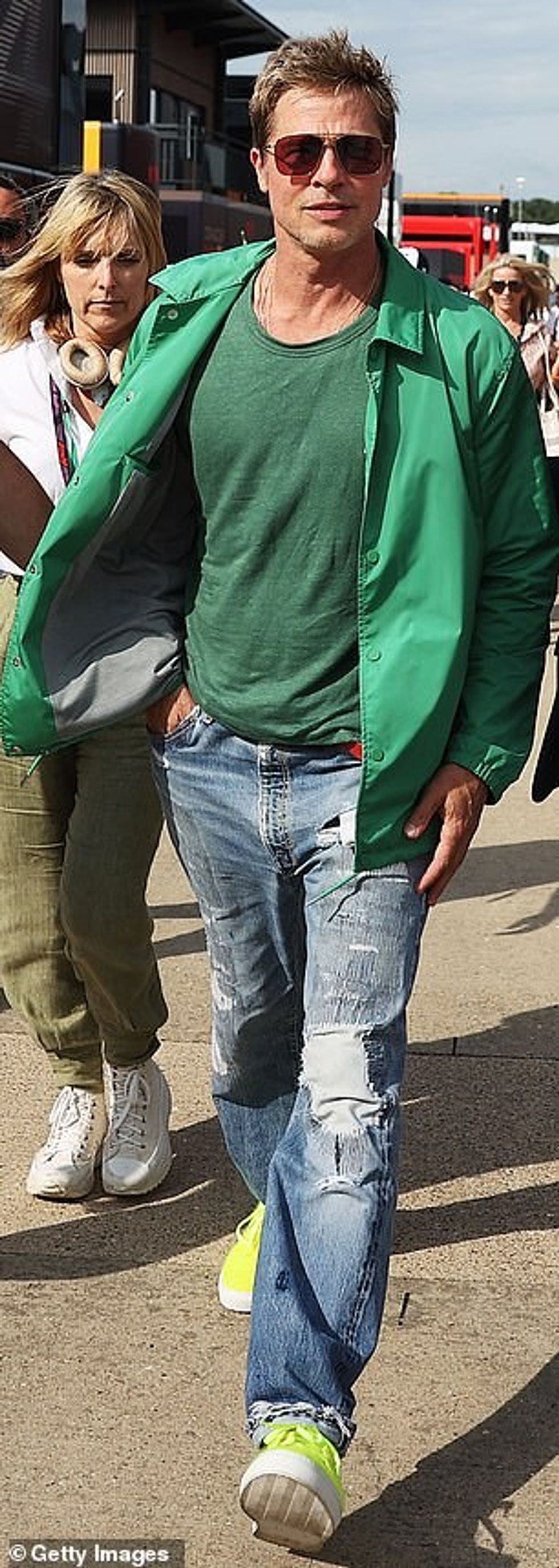 Brad nuk ka frikë të bëjë një deklaratë me një ngjyrë të theksuar pasi veshi një xhaketë teorike të stilit këmishë lëkure të gjelbër në Çmimin e Madh të Britanisë në Silverstone Circuit në korrik 2023