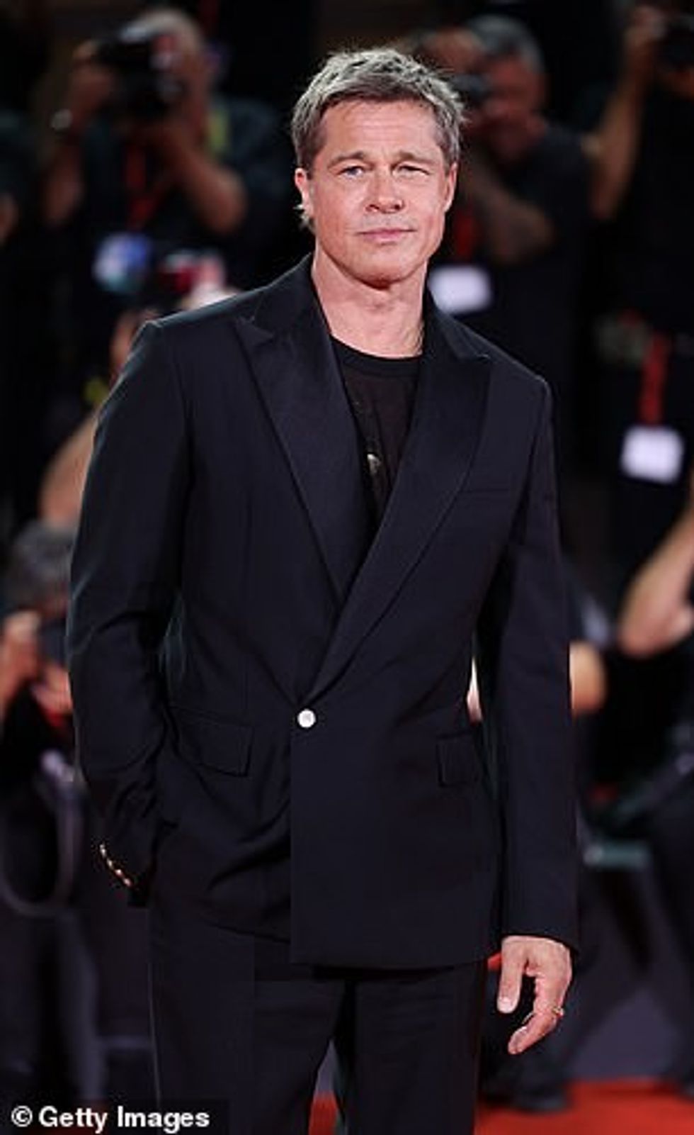 Brad Pitt është urdhëruar të dorëzojë dokumentet dhe komunikimet që ish-gruaja Angelina pretendon se do të vërtetojnë se ai ka kërkuar të mbulojë dhunën e tij në familje kundër saj dhe fëmijëve të tyre.