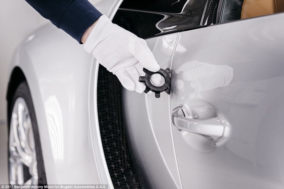 Brenda fabrikës ku montohet Bugatti që kushton 2 4 milione euro foto 7
