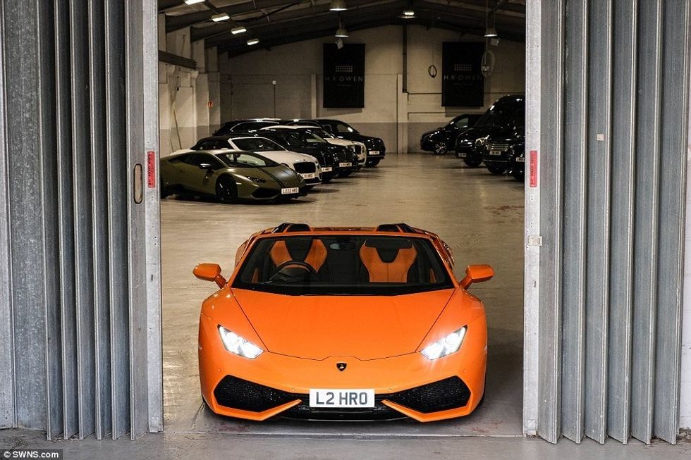 Brenda garazhit të veturave ekskluzive qe presin pasaniket per ti marre me qira foto 2