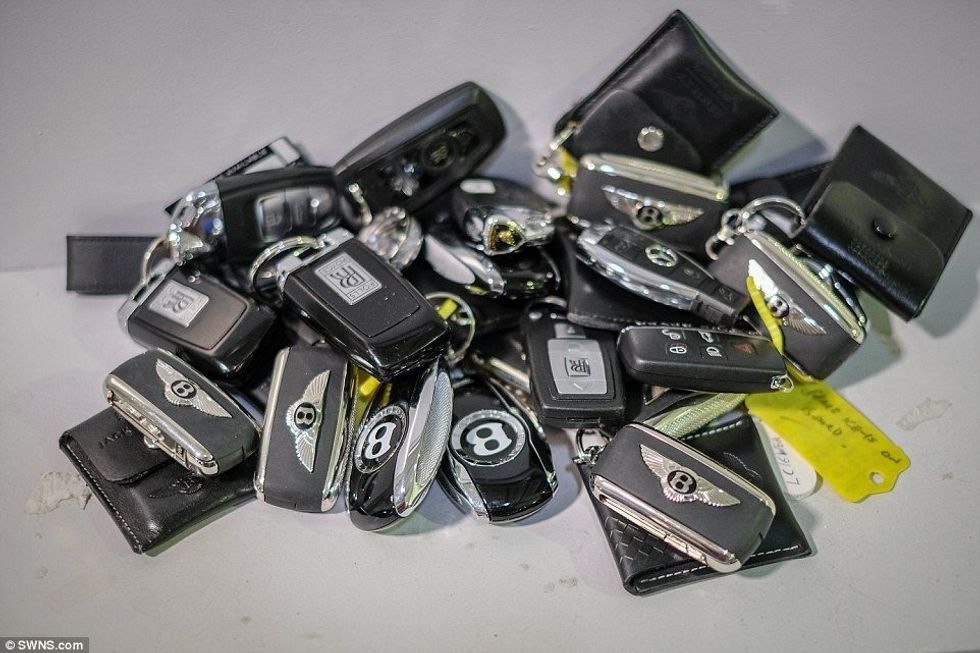 Brenda garazhit të veturave ekskluzive qe presin pasaniket per ti marre me qira foto 3