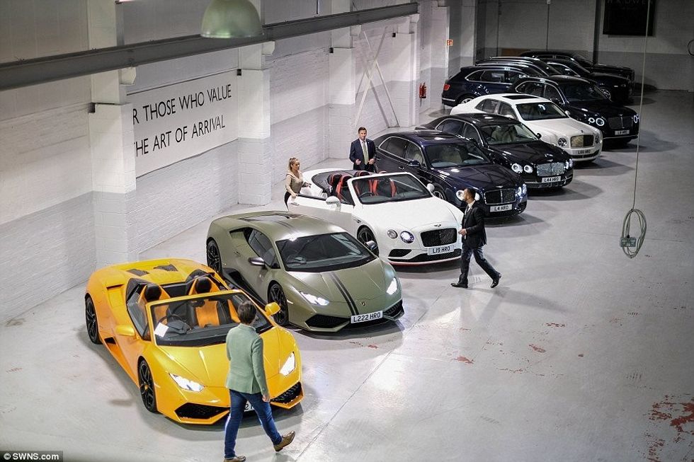 Brenda garazhit të veturave ekskluzive qe presin pasaniket per ti marre me qira foto 4