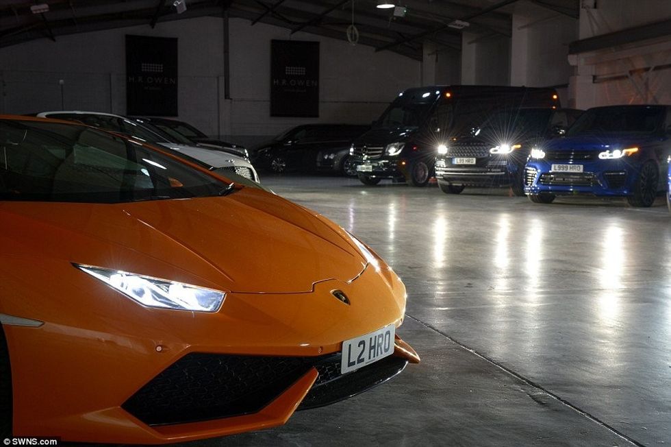 Brenda garazhit të veturave ekskluzive qe presin pasaniket per ti marre me qira foto 5