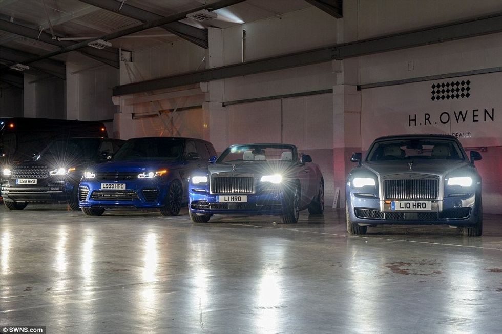 Brenda garazhit të veturave ekskluzive qe presin pasaniket per ti marre me qira foto 6