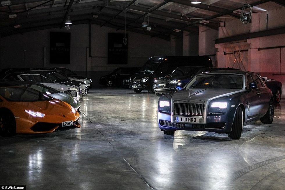 Brenda garazhit të veturave ekskluzive qe presin pasaniket per ti marre me qira foto 7