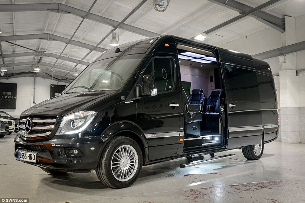 Brenda garazhit të veturave ekskluzive qe presin pasaniket per ti marre me qira foto 8