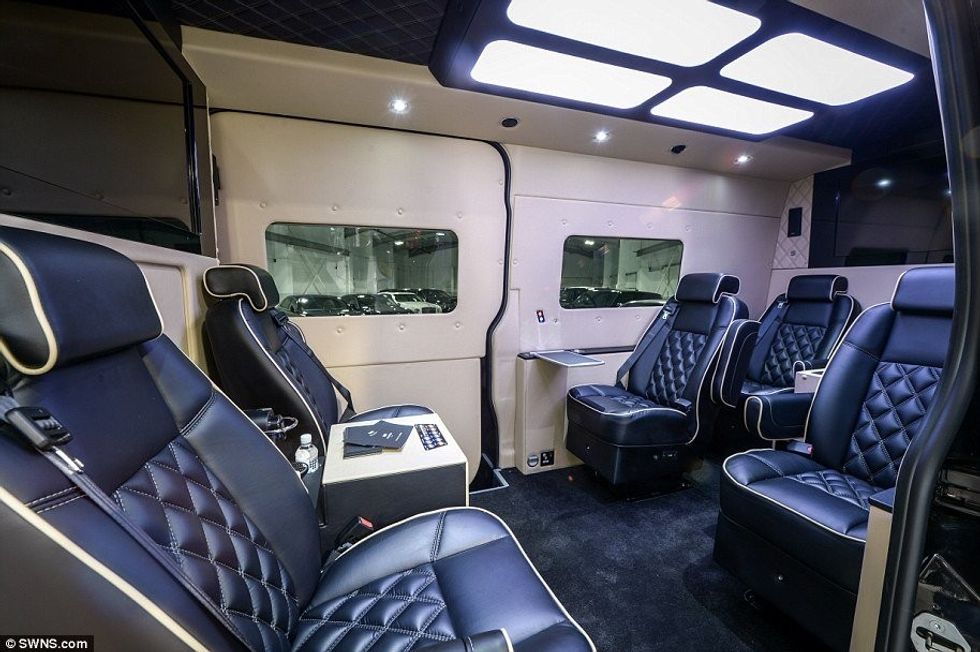 Brenda garazhit të veturave ekskluzive qe presin pasaniket per ti marre me qira foto 9