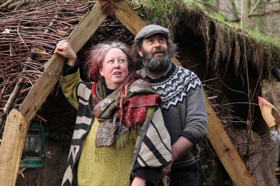 Brenda shtëpisë nga balta ku jetojne partneret qe kane alergji nga jeta moderne foto 6