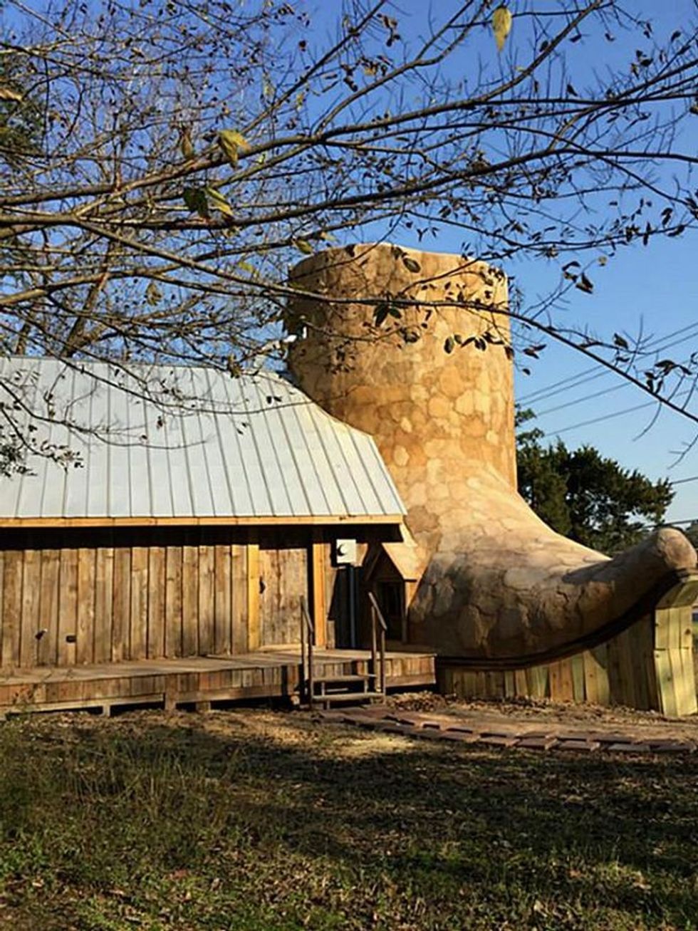 Brenda shtëpisë që duket sikur një çizme gjigante foto 2