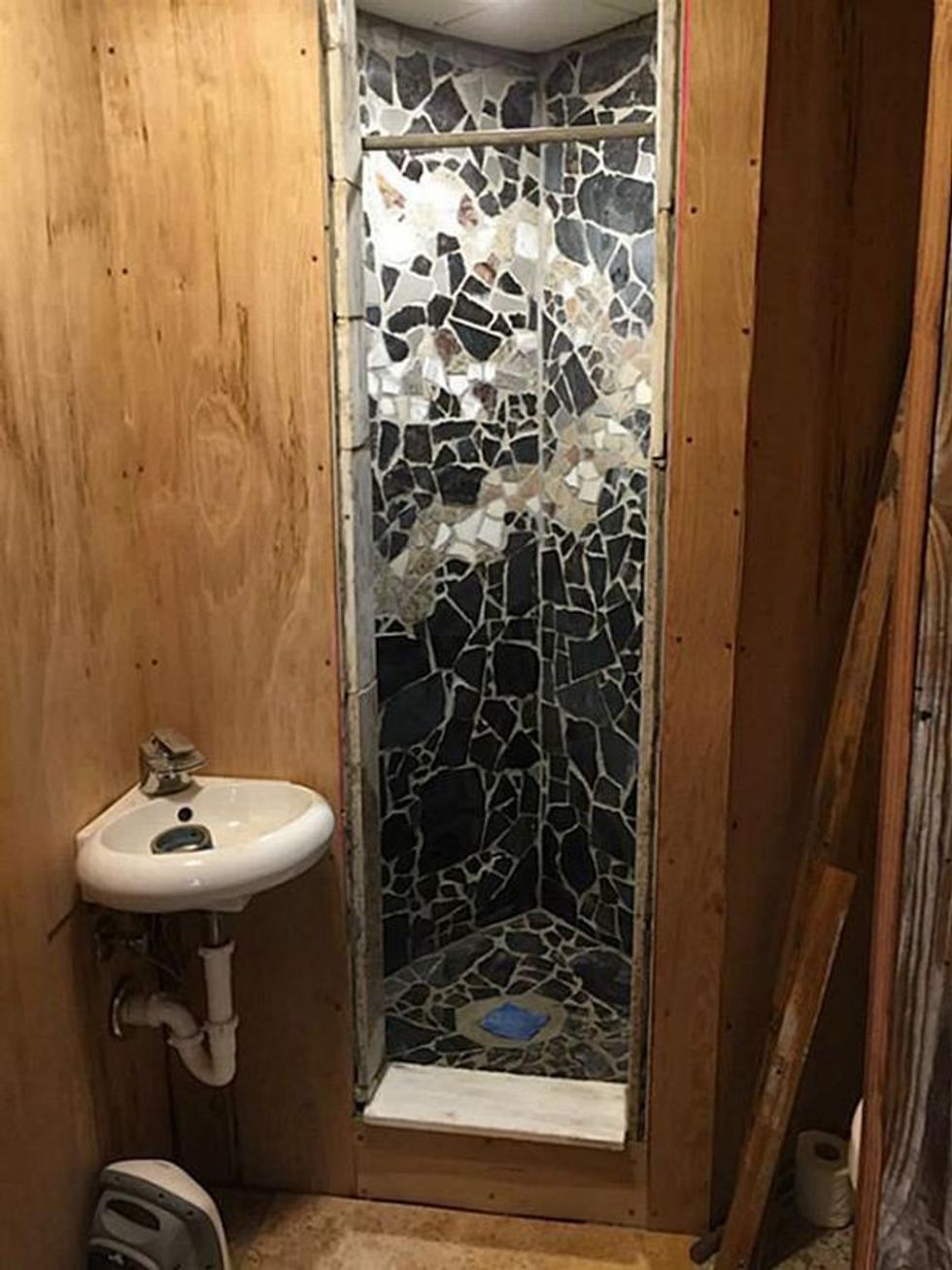 Brenda shtëpisë që duket sikur një çizme gjigante foto 3