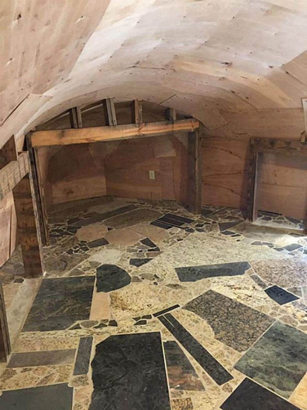 Brenda shtëpisë që duket sikur një çizme gjigante foto 4