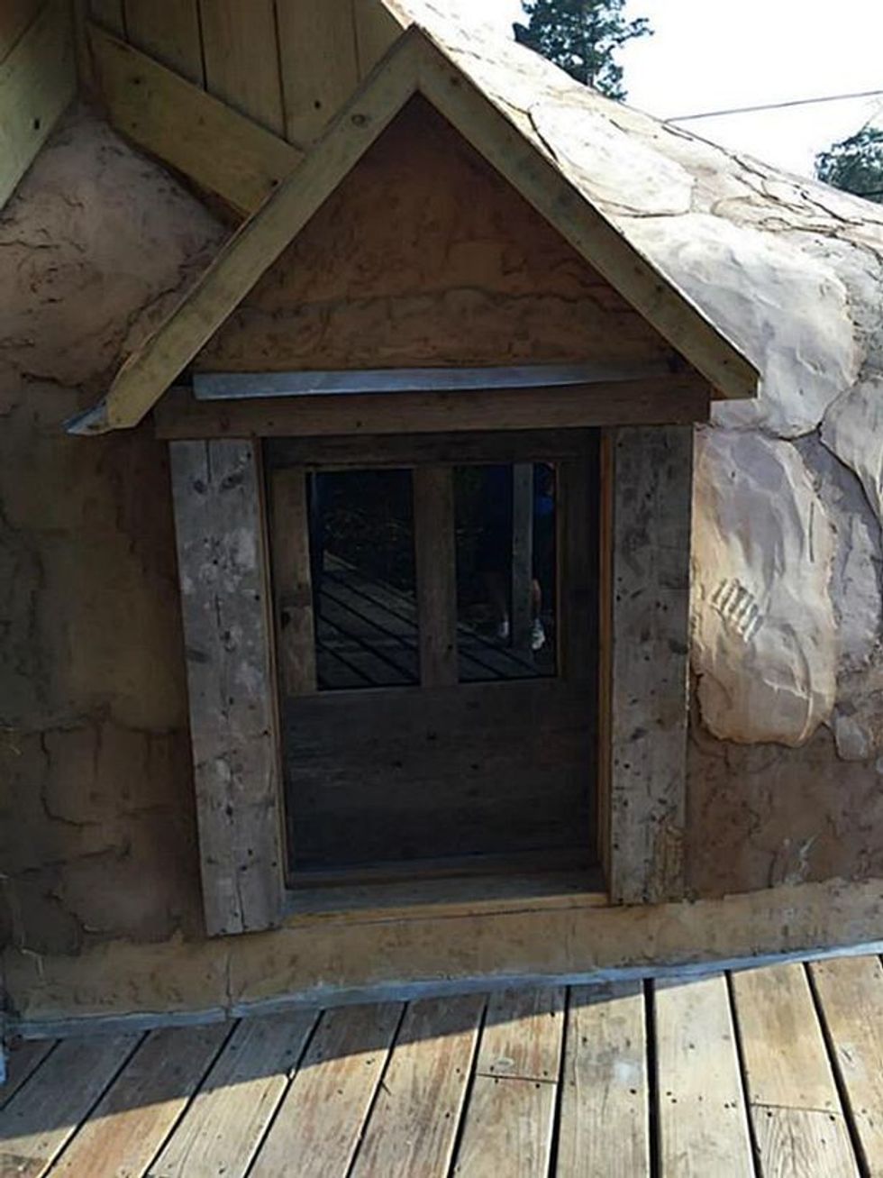 Brenda shtëpisë që duket sikur një çizme gjigante foto 5