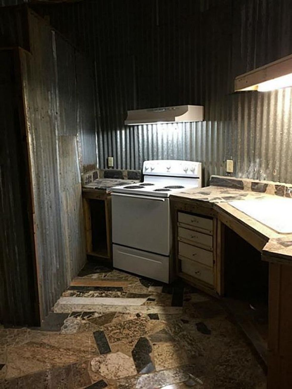 Brenda shtëpisë që duket sikur një çizme gjigante foto 6