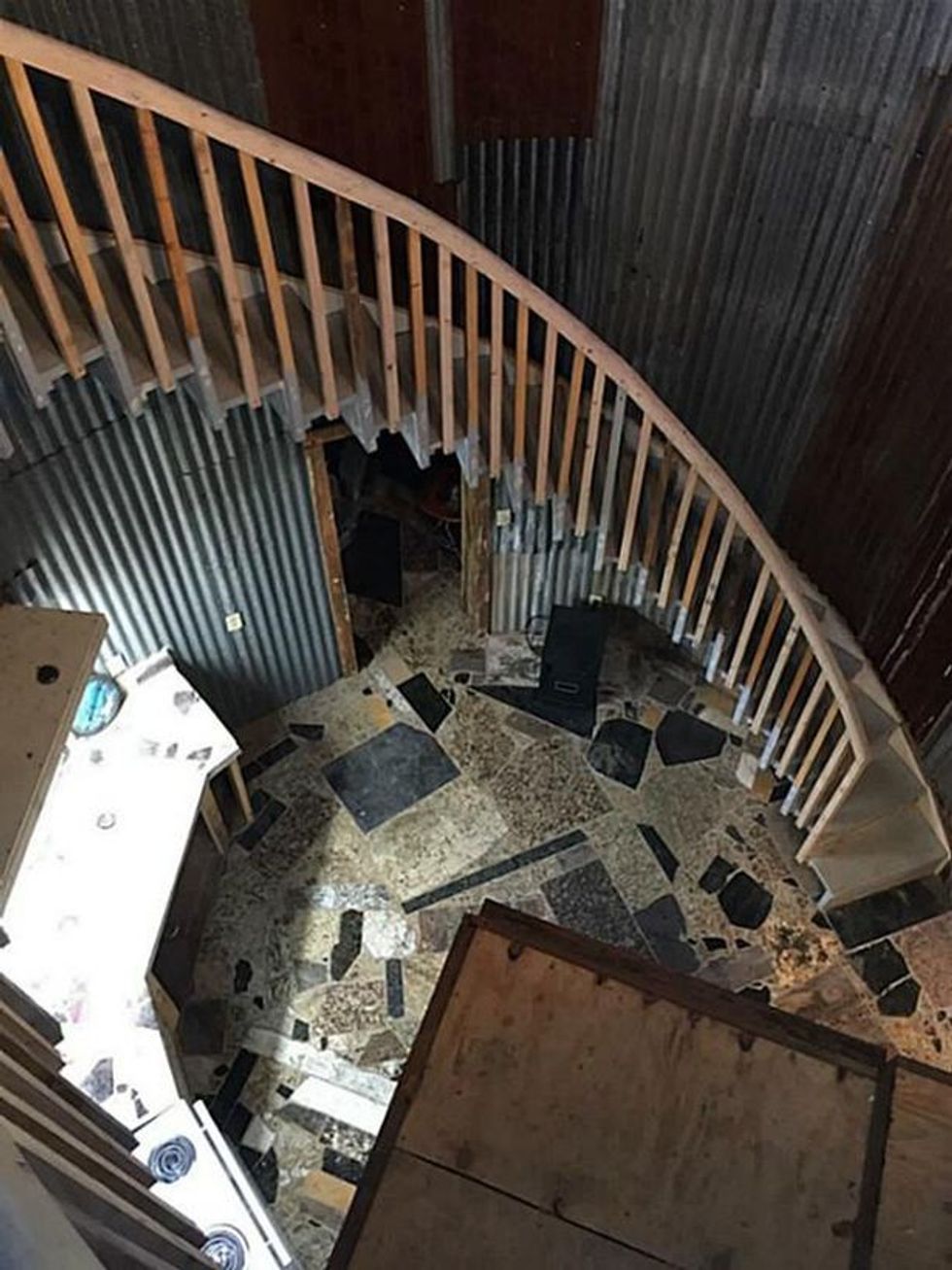 Brenda shtëpisë që duket sikur një çizme gjigante foto 7