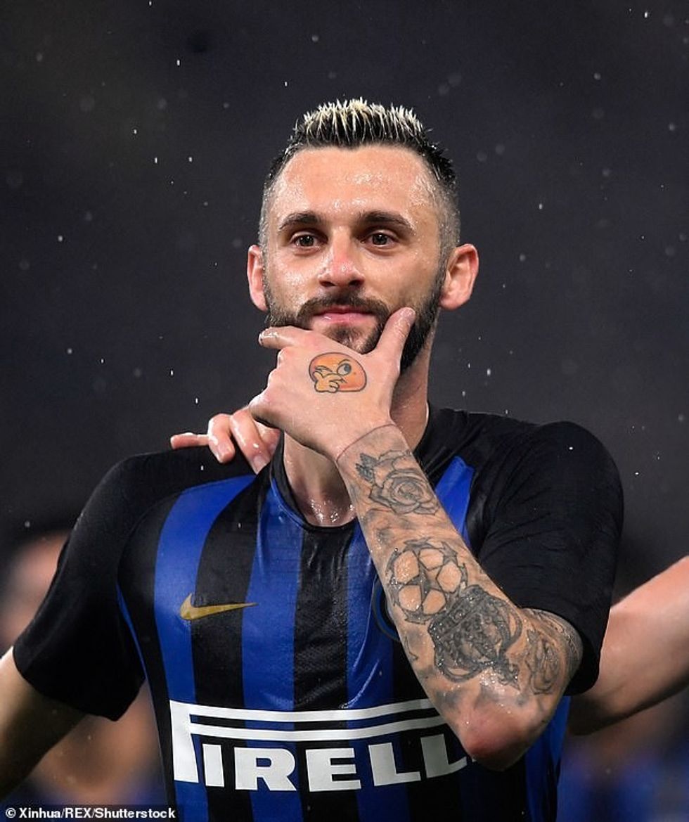 Brozovic ka një tatuazh në dorën e tij që pasqyron pozën e tij të famshme - Epic Brozo, dhe mesfushori feston çdo gol që shënon me këtë gjest specifik.