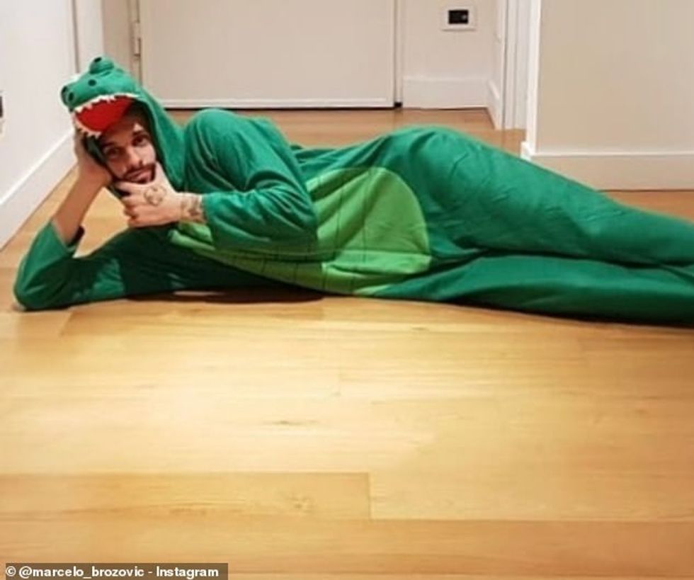 Brozovic pozon në veshjen e tij krokodili në vitin 2018 me festimin e tij të shënuar të golit