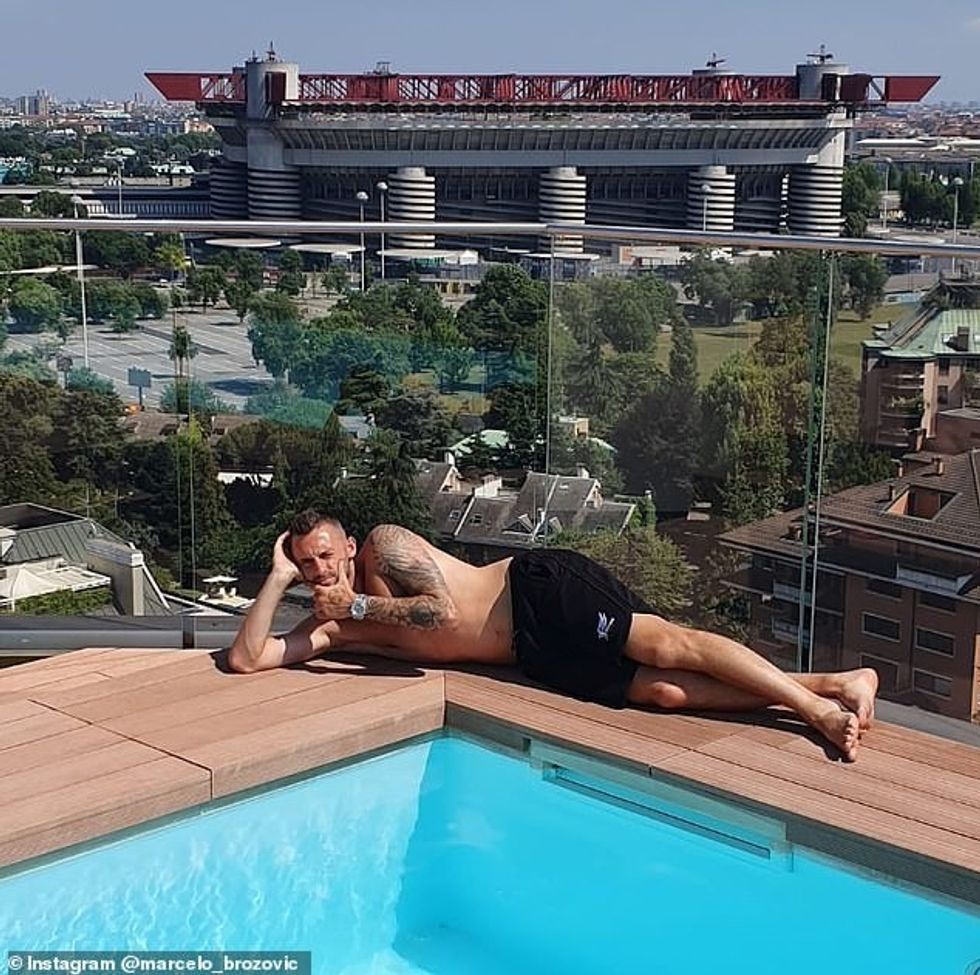 Brozovic sërish pozon pranë pishinës me gjestin e tij të njohur në pozicionin e tij 'Krokodili'